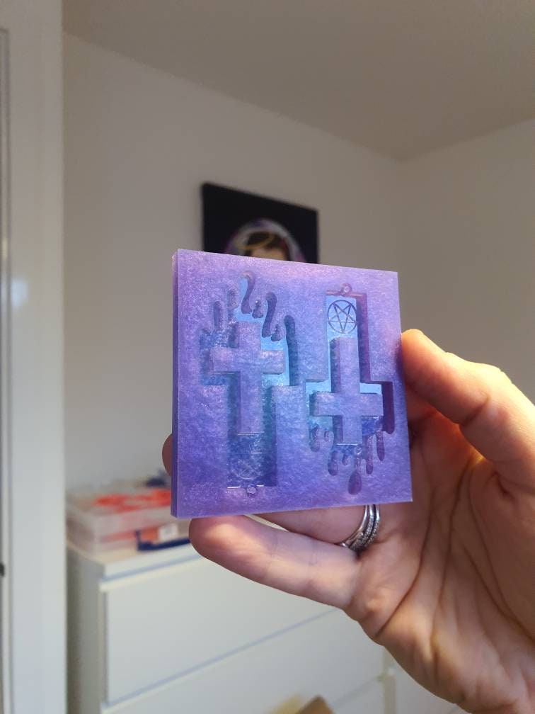 2.5 inch Dripping Pentagram Crosses Silicone Mould