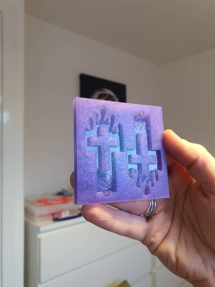 2.5 inch Dripping Pentagram Crosses Silicone Mould