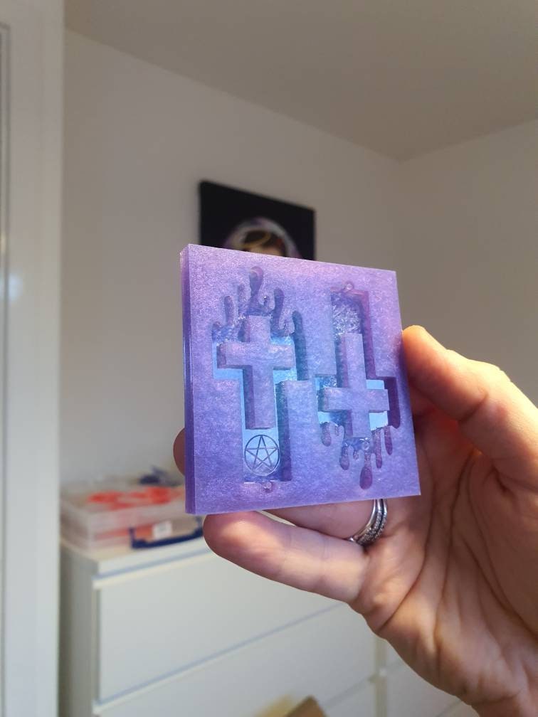 2.5 inch Dripping Pentagram Crosses Silicone Mould